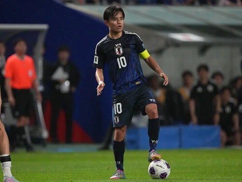 インドネシア戦で日本代表のキャプテンマークを巻いた久保建英photo by Kazuhito Yamada/Kaz Photography