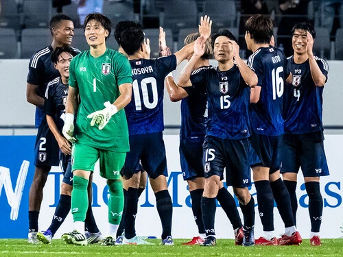 韓国に１－０で勝利し、ほっとした表情の日本代表の選手たち photo by Sano Miki