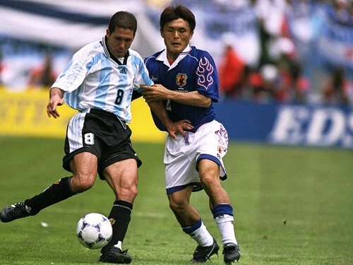 アルゼンチンのシメオネと競り合う名良橋晃　photo by Getty Images