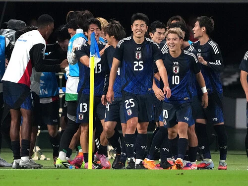 後半、次々と得点を決め、ブラジルに逆転勝利を収めた日本代表の選手たち photo by Kishimoto Tsutomu