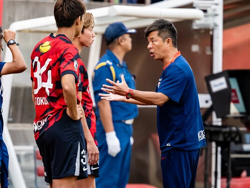 試合中、選手たちに指示を与える鬼木達監督（鹿島アントラーズ）photo by Sano Miki