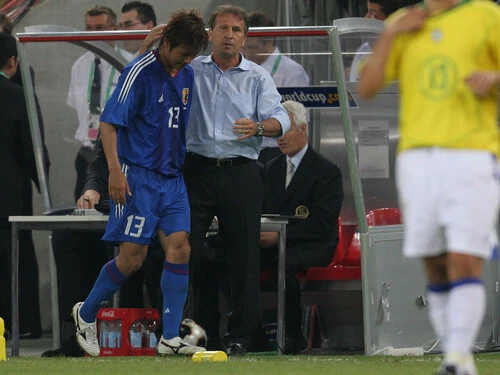 2005年６月、ケルンで行なわれたブラジル戦で柳沢敦を迎えるジーコ監督 photo by Fujita Masato