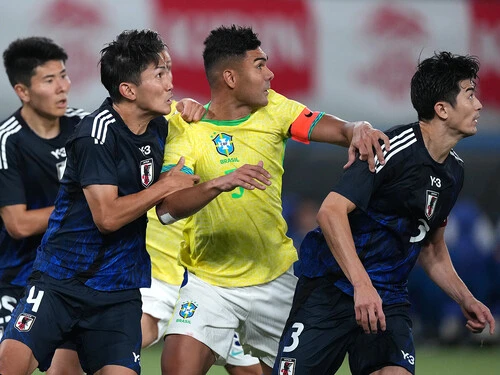 ブラジル代表カゼミーロをふたりがかりで抑え込む谷口彰悟と渡辺剛 photo by Kishimoto Tsutomu