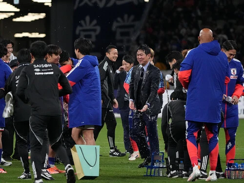 ボリビア戦の勝利を喜ぶ日本代表の森保一監督と選手たちphoto by Kazuhito Yamada/Kaz Photography