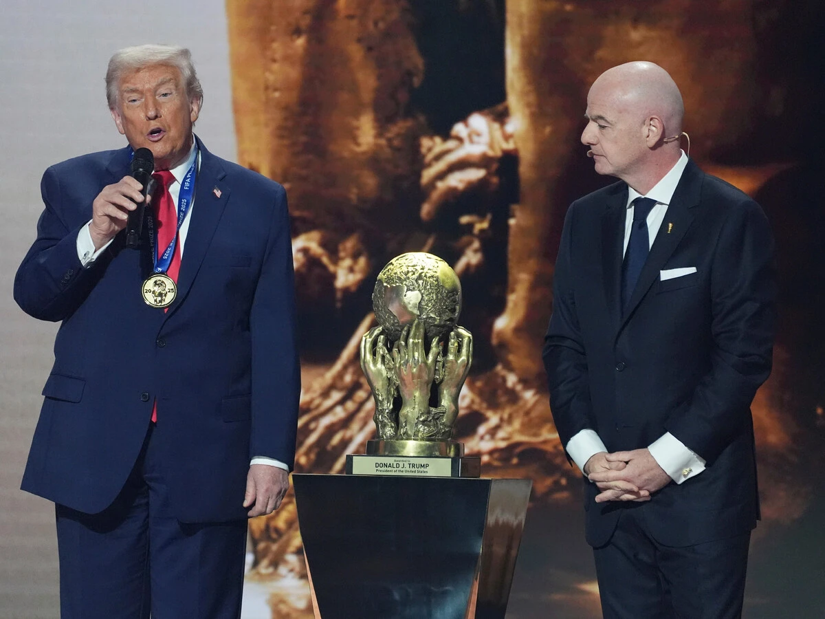 ワールドカップの組み合わせ抽選会で、FIFAのインファンティーノ会長（右）はトランプ大統領に新たに創設した「FIFA平和賞」を贈った　photo by AP/Aflo