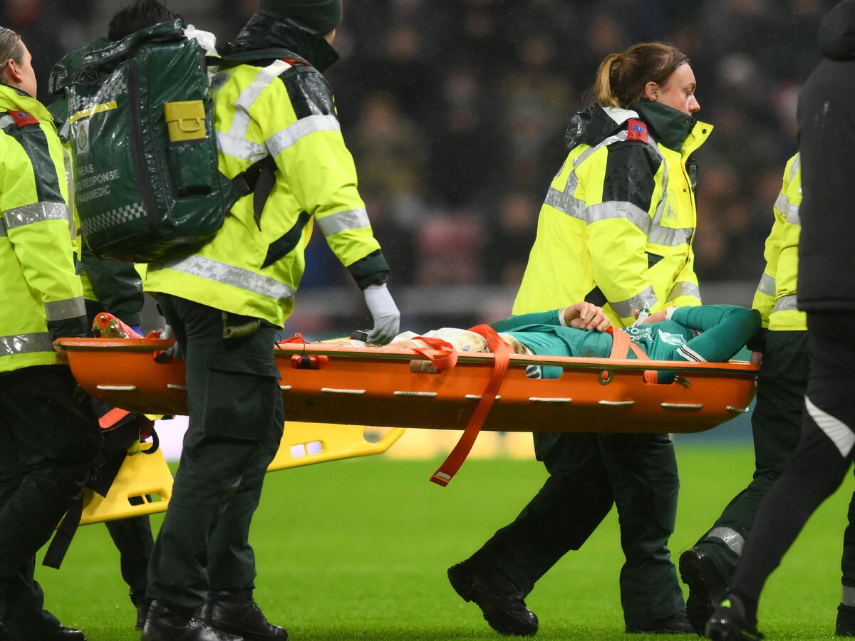 負傷して担架で運ばれる遠藤航。ワールドカップまでに復帰できるかは不透明だ　photo by REX/Aflo 