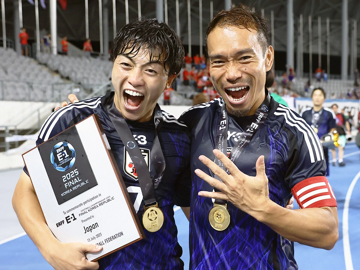 E-1選手権を制して喜ぶ相馬勇紀と長友佑都photo by JFA/AFLO