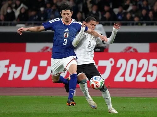 その昔、最後尾の３人の真ん中はセンターハーフ（CH）と呼ばれていた（写真は日本代表で同ポジションの谷口彰悟）　photo by Getty Images