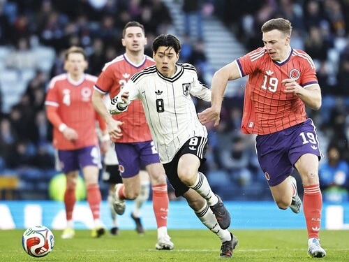 サッカー日本代表のスコットランド戦。鈴木唯人ら前線３人のテストは及第点以上　photo by Mutsu Kawamori／MUTSUFOTOGRAFIA