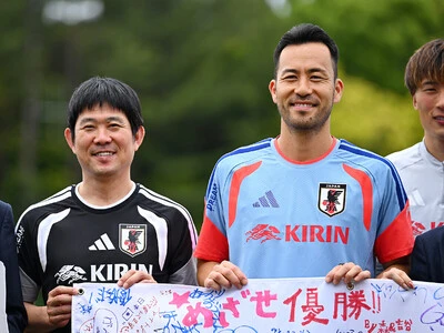 日本代表の合宿での森保一監督と吉田麻也前主将photo by MATSUO.K/AFLO SPORT