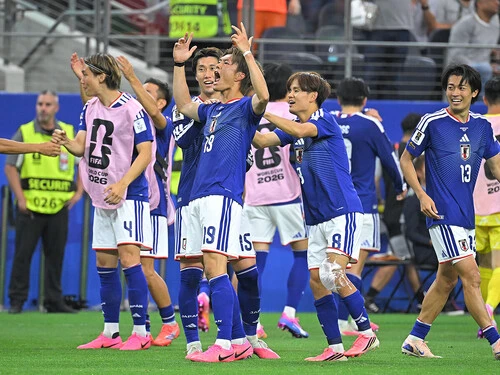 オランダ戦の終盤、同点に追いつき喜びを爆発させる日本の選手たち photo by JMPA