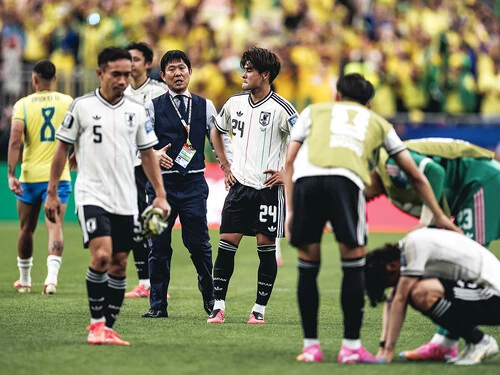 ブラジルに敗れ、うなだれる日本代表の選手たち photo by JMPA