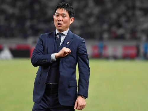 アイスランド戦後のセレモニーで国立競技場の観衆に語りかける森保一監督 photo by Torao Kishiku
