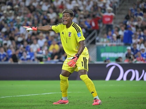 サッカー日本代表のブラジル戦勝利へ。GK鈴木彩艶の活躍は不可欠だ　photo by JMPA