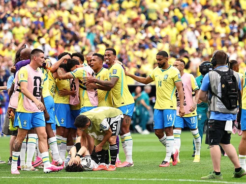 日本を２－１で破り、喜び合うブラジル代表の選手たち photo by JMPA