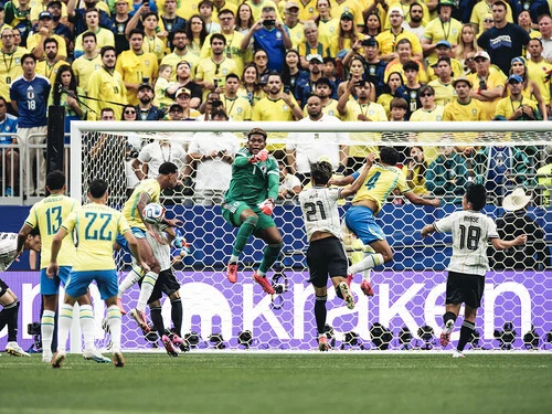 ブラジル戦の後半、ひたすら守備に追われた日本代表 photo by JMPA