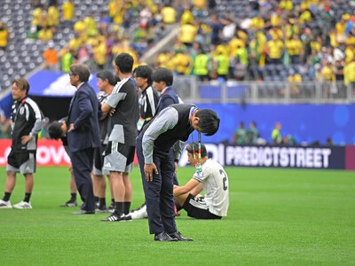 ブラジル戦の試合後、観客席に一礼する森保一監督 photo by JMPA