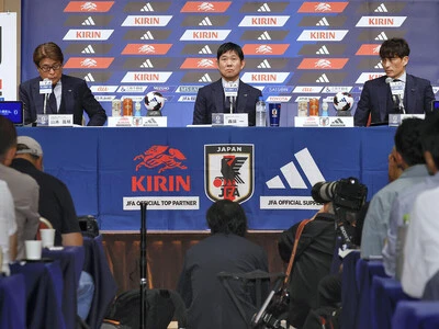 ７月24日、代表監督続投の記者会見に臨んだ森保一監督ら photo by Kyodo News