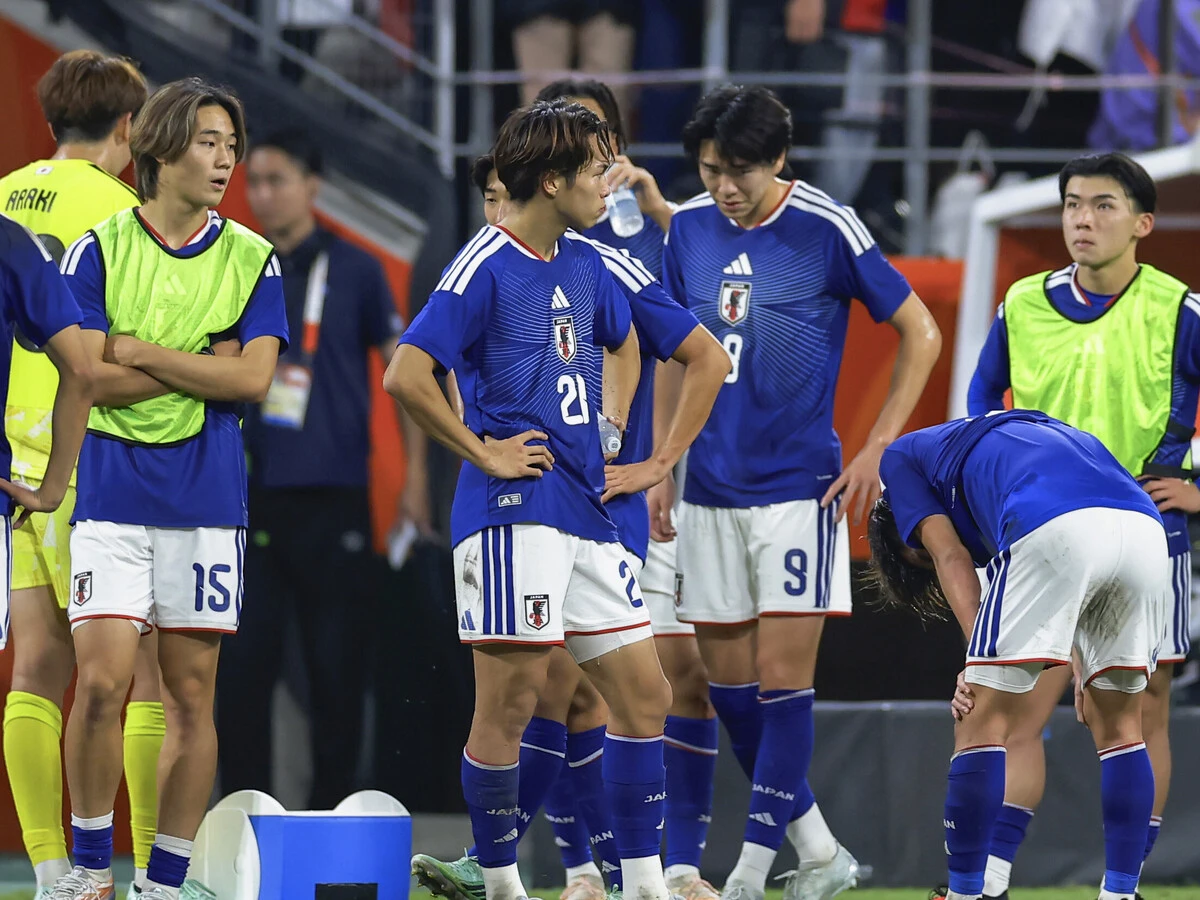 アジア大会の決勝で韓国に敗れ、肩を落とすＵ－21日本代表の選手たち　photo by Kyodo News