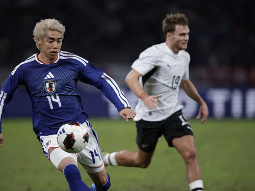 ニュージーランド戦は右サイドバックで途中出場した伊東純也 photo by Masato Fujita