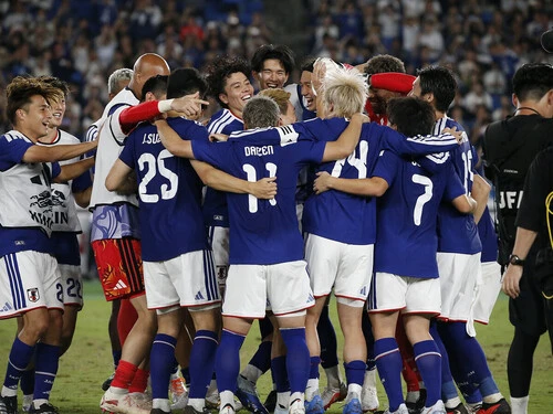 エクアドル戦のPK戦勝利を喜ぶ日本代表の選手たち photo by Toshio Yamazoe