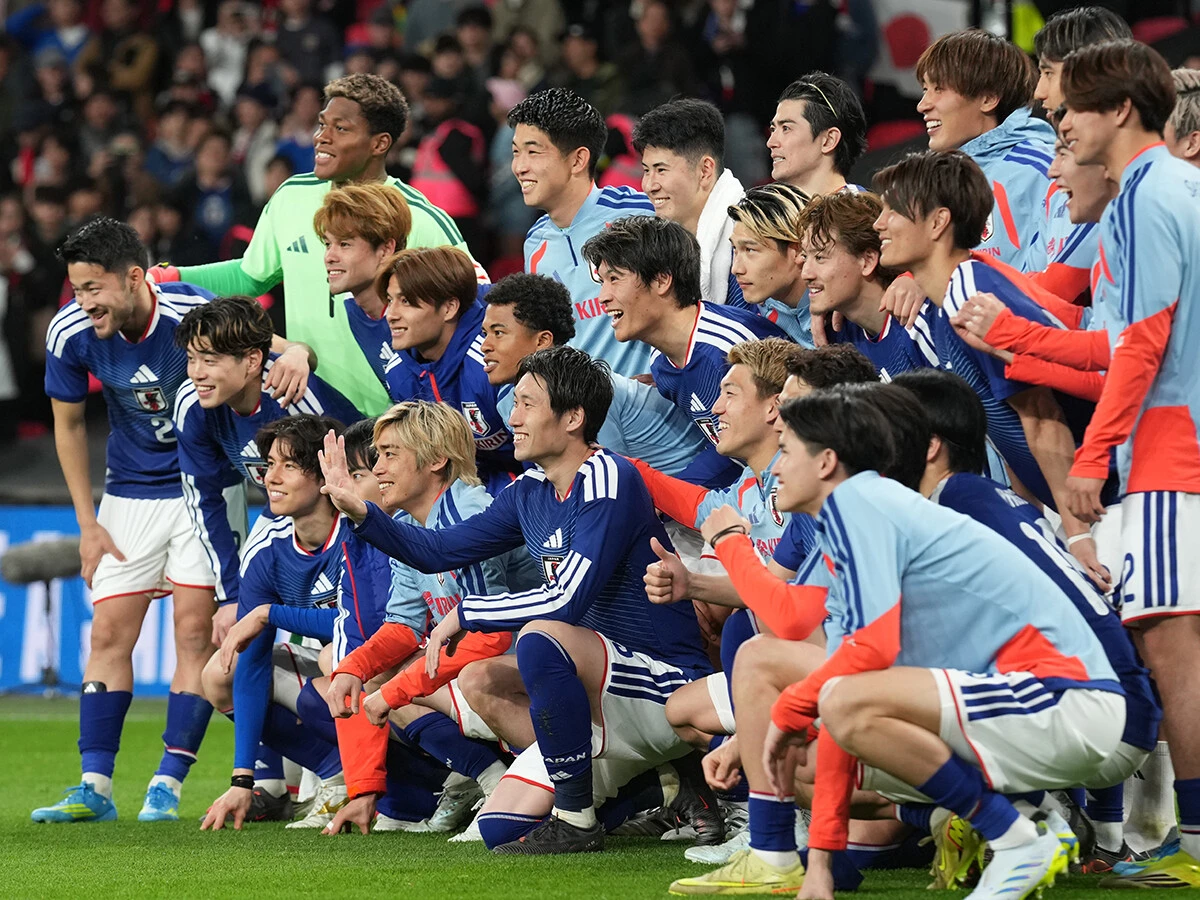 サッカー日本代表が攻撃的な選手を並べながら防戦一方になってしまうメカニズムをひも解く