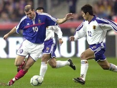 【サッカー事件簿】「このままだと......」明神智和は惨敗したフランス戦後に「出ないほうがよかった」と落ち込んだ