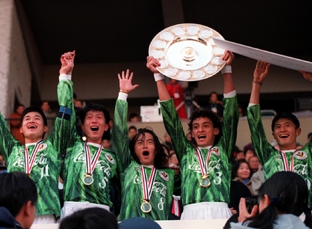 表彰台で喜ぶ（左から）三浦知良、柱谷哲二、北澤豪、ぺレイラ、武田修宏
