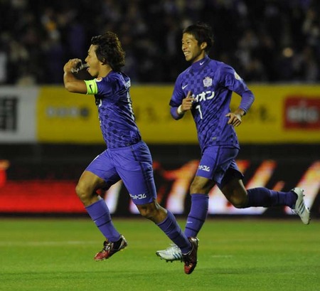 札幌戦でゴールを決めて歓喜する佐藤寿人（左）。写真右は森﨑浩司。
