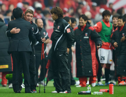 試合後、健闘を称え合う浦和のペトロヴィッチ監督と広島・森保監督