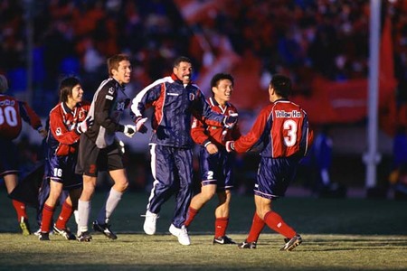 トニーニョ・セレーゾ監督（写真中央）が指揮した2000年シーズンは、リーグ、カップ、天皇杯の三冠を達成した。