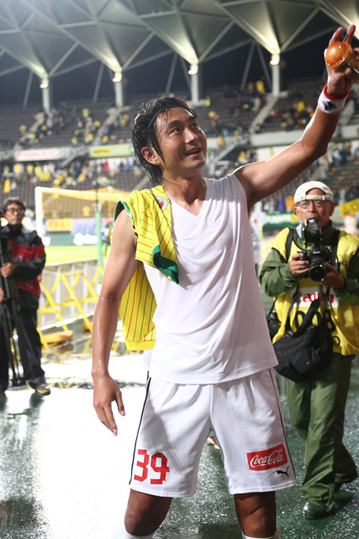 10月20日のジェフ千葉対ロアッソ熊本戦後、千葉のファンに挨拶をする北嶋秀朗