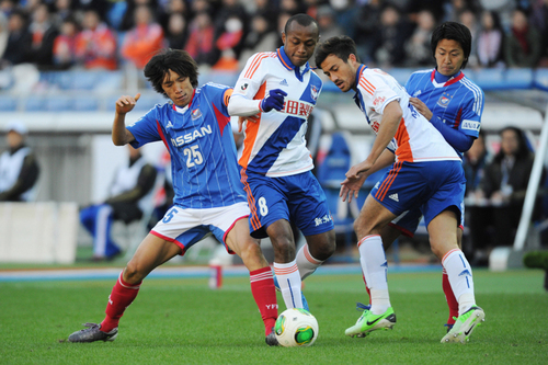 第33節で横浜ＦＭは新潟のプレスに苦しみ敗戦。ホームで優勝を決められなかった