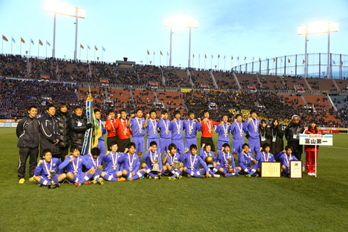 見事な逆転勝利で、高校サッカーの頂点に立った富山第一。