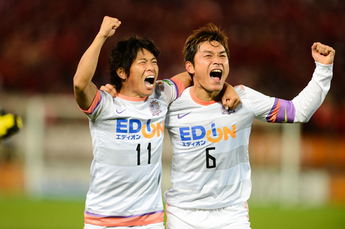 今季リーグ３連覇を狙う広島。写真左がＦＷ佐藤寿人、右はＭＦ青山敏弘。