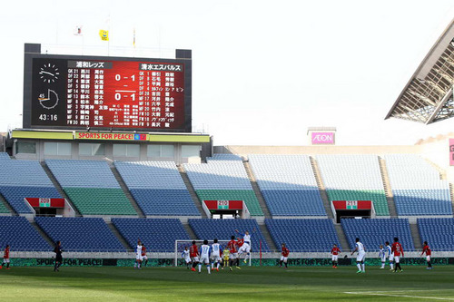 観客席に誰もいないスタジアムで浦和と清水の選手たちは対戦した