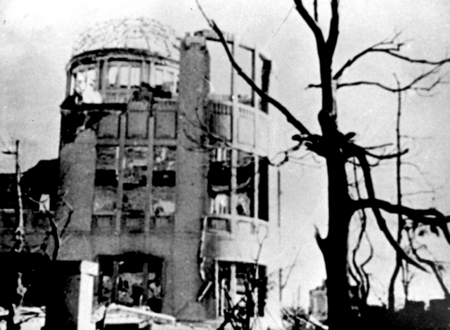 昭和20年8月6日、原爆が投下され、広島市内は 焼け野原に