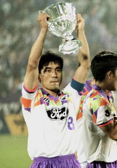 1994年Ｊリーグファーストステージ、サンフレッチェ広島が制覇。カップを掲げるキャプテン風間八宏