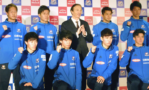 ２季目を迎えた横浜Ｆ・マリノスのモンバエルツ監督（中央）と新加入選手たち