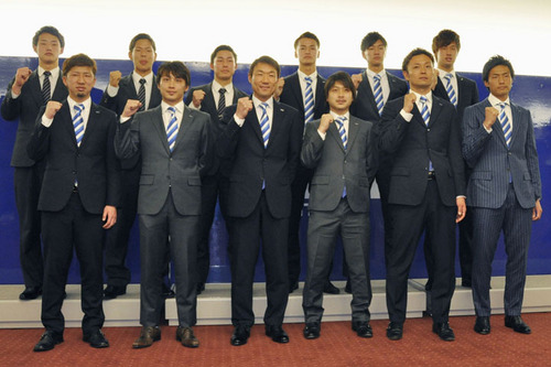 新体制発表の記者会見で選手とともにガッツポーズをとる片野坂知宏監督（前列左から３番目）