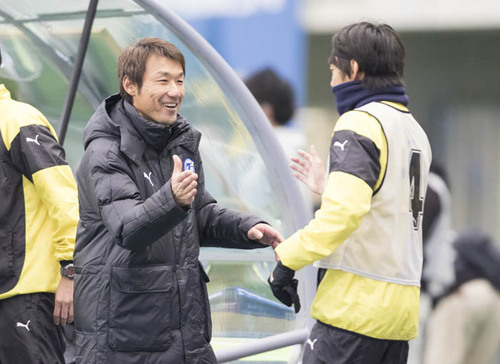 J3開幕戦に勝利し、選手と喜びを分かち合う大分トリニータ片野坂知宏監督（左） （C）OITA F.C.