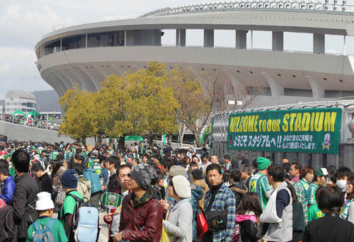 2014年度開幕戦、スタジアムには１万人以上が詰めかけた