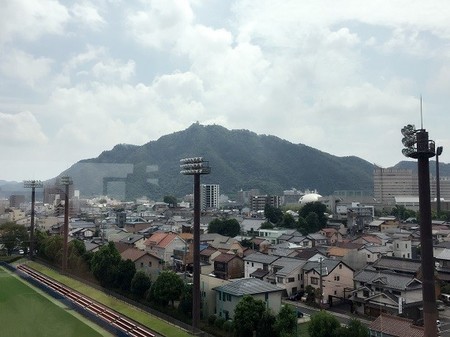 FC岐阜の事務所もある、長良川スポーツプラザからの「ぎふ」の眺望。奥の金華山頂には岐阜城が見える