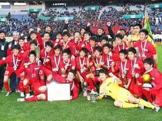 夏冬二冠の東福岡。「最弱世代」が高校サッカーの頂点に立てたワケ