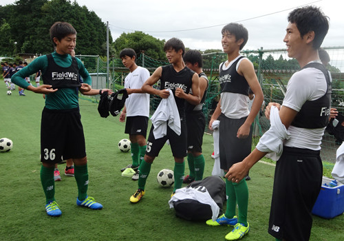 GPSデバイスを着てウォーミングアップをする、昌平高校サッカー部の１年生たち photo by Sportiva