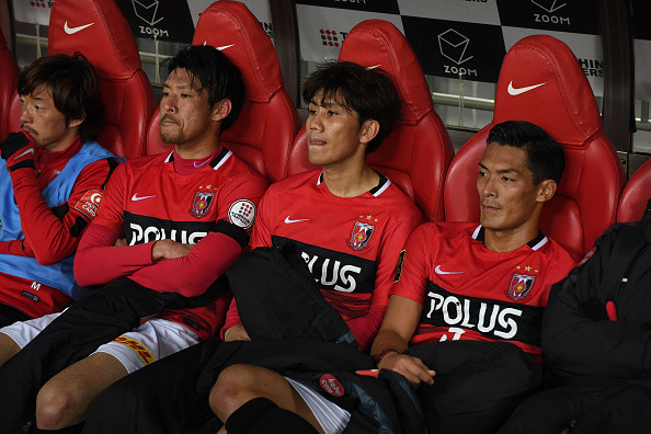 チャンピオンシップで優勝を逃し、ベンチで呆然とする浦和の選手たち