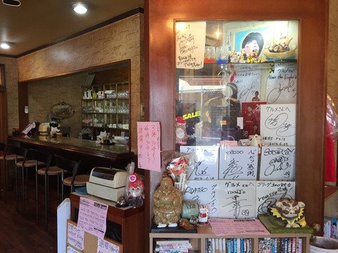 ロアッソ熊本の選手のサインが並ぶ『グルメ』の店内