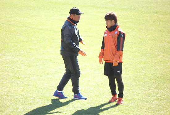 練習中、選手個々に細かな指示を与える小林伸二監督（左）