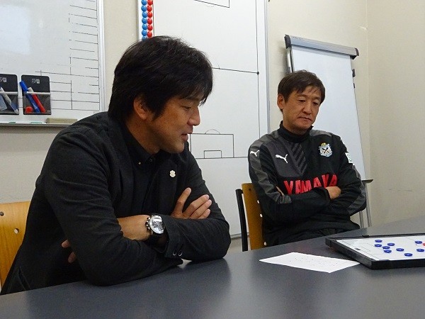 仮想レアル戦について話す、現磐田の名波監督（左）と、同コーチの鈴木氏 Photo by sportiva