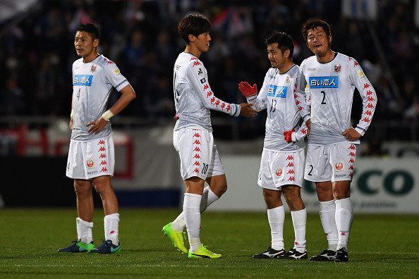 敗戦後、肩を落とす札幌の選手たち